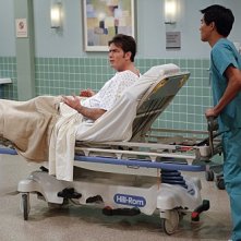 Charlie Sheen in una scena dell'episodio Yay, No Polyps di Due uomini e mezzo