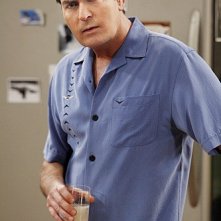 Due uomini e mezzo: Charlie Sheen nell'episodio Sir Lancelot's Litter Box