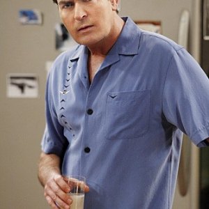 Due uomini e mezzo: Charlie Sheen nell'episodio Sir Lancelot's Litter Box