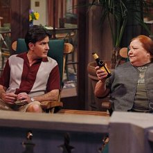 Due uomini e mezzo: Conchata Ferrell e Charlie Sheen nell'episodio Good Morning, Mrs. Butterworth