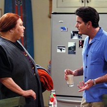 Due uomini e mezzo: Conchata Ferrell e Charlie Sheen nell'episodio Sir Lancelot's Litter Box