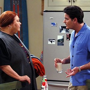 Due uomini e mezzo: Conchata Ferrell e Charlie Sheen nell'episodio Sir Lancelot's Litter Box