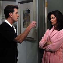 Due uomini e mezzo: Jennifer Bini Taylor e Charlie Sheen in una scena dell'episodio Sir Lancelot's Litter Box
