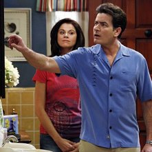 Due uomini e mezzo: Jennifer Bini Taylor e Charlie Sheen nell'episodio Sir Lancelot's Litter Box