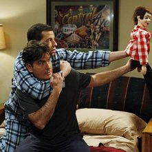 Due uomini e mezzo: Jon Cryer e Charlie Sheen nell'episodio Good Morning, Mrs. Butterworth