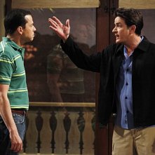 Due uomini e mezzo: Jon Cryer e Charlie Sheen nell'episodio Sir Lancelot's Litter Box