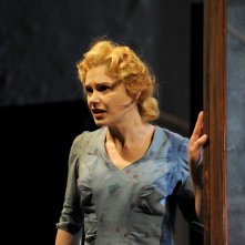 Fabrizia Sacchi è Zosia ne 'Le signorine di Wilko', a teatro nel 2010.