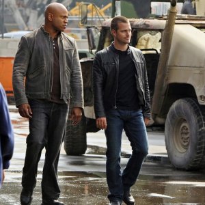 Hanna (LL Cool J) parla con il collega G (O'Donnell) nell'episodio Blood Brothers di NCIS: Los Angeles