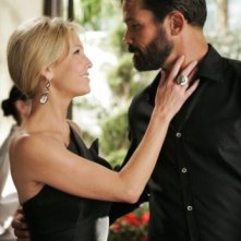 Heather Locklear e Billy Campbell in una scena dell'episodio Oriole di Melrose Place