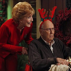 Holland Taylor con la guest star Carl Reiner nell'episodio Warning, It's Dirty di Due uomini e mezzo