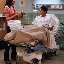 Jennifer Bini Taylor e Charlie Sheen in una scena dell'episodio Yay, No Polyps di Due uomini e mezzo