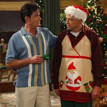 Jon Cryer e Charlie Sheen nell'episodio Warning, It's Dirty di Due uomini e mezzo