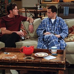 Jon Cryer e Charlie Sheen nell'episodio Yay, No Polyps di Due uomini e mezzo