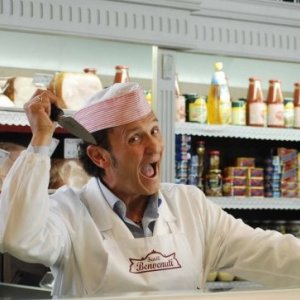 Enzo Salvi in una scena della fiction Fratelli Benvenuti