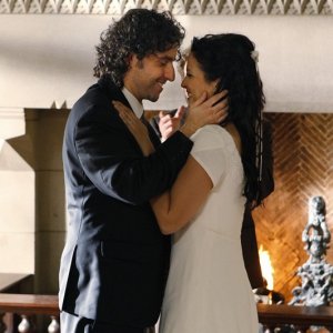 Fiori d'arancio per Amita (Navi Rawat) e Charlie (David Krumholtz) nell'episodio Cause and Effect di Numb3rs