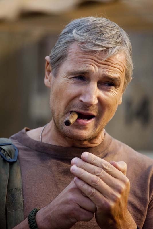 Liam Neeson interpreta il Colonnello John 'Hannibal' Smith con il suo tipico sigaro nel film The A-Team