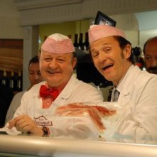 Massimo Boldi ed Enzo Salvi in una scena della fiction Fratelli Benvenuti