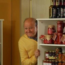 Massimo Boldi in una scena della serie TV Fratelli Benvenuti