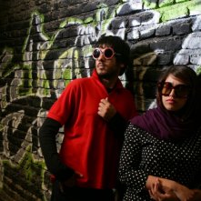 Ashkan Koshanejad e Negar Shaghaghi in una scena del film I gatti persiani