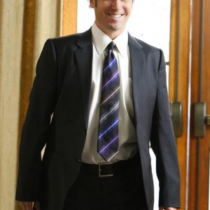 Un sorridente Rob Morrow in una scena dell'episodio Cause and Effect di Numb3rs