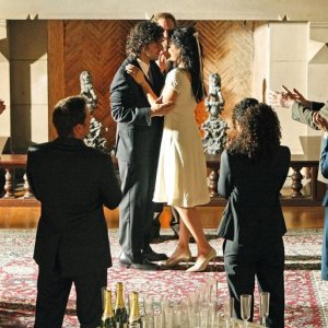 Una foto di gruppo al matrimonio di Amita (Navi Rawat) e Charlie (David Krumholtz) nell'episodio Cause and Effect di Numb3rs