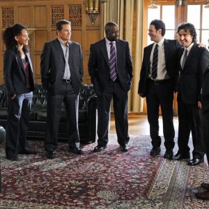 Una foto di gruppo tratta dall'episodio Cause and Effect di Numb3rs