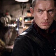 Jude Law e Alice Braga in una sequenza del film Repo Men