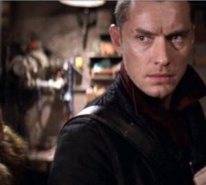 Jude Law e Alice Braga in una sequenza del film Repo Men