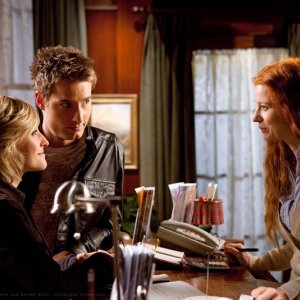Allison Mack e Justin Hartley parlano con Odessa Rae nell'episodio Escape di Smallville