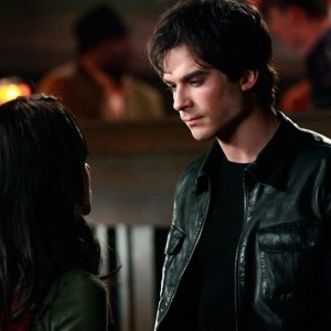 Bonnie (Katerina Graham) e Damon (Ian Somerhalder) in un momento dell'episodio Unpleasantville di The Vampire Diaries