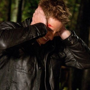 Oliver Queen (Justin Hartley) si copre le orecchie in una sequenza dell'episodio Escape di Smallville