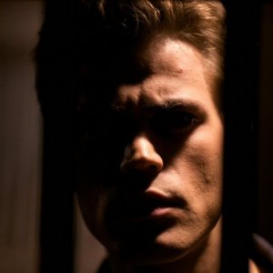 Stefan (Paul Wesley) osserva il fratello attraverso le sbarre, nell'episodio You're Undead to Me di Vampire Diaries