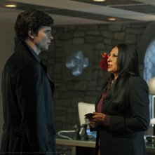 The blur (Tom Welling) affronta Amanda Waller (Pam Grier) nell'episodio Checkmate di Smallville