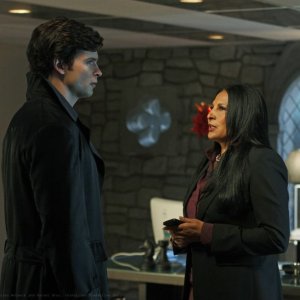 The blur (Tom Welling) affronta Amanda Waller (Pam Grier) nell'episodio Checkmate di Smallville