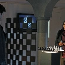 Tom Welling e la guest star Pam Grier in un momento dell'episodio Checkmate di Smallville