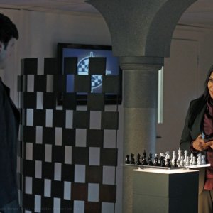 Tom Welling e la guest star Pam Grier in un momento dell'episodio Checkmate di Smallville
