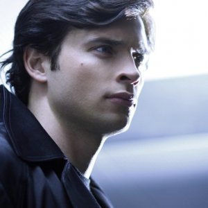 Un primo piano del supereroe (Tom Welling) protagonista dell'episodio Checkmate di Smallville