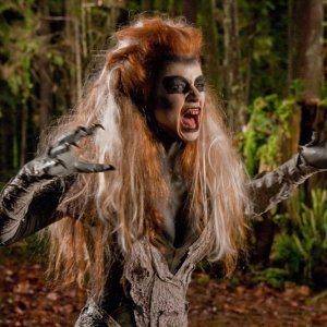 Una scena dell'episodio Escape di Smallville con l'urlantrice: Silver Banshee (Odessa Rae)