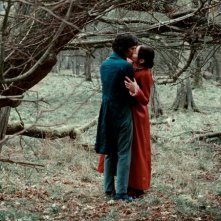 Abbie Cornish e Ben Whishaw in un'immagine romantica del film Bright Star