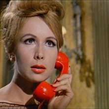 Ariana Gorini al telefono in una scena del film Sei donne per l'assassino (1964)