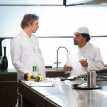 Dax Shepard e Luis Guzmán in una scena bizzarra di Daddy Sitter