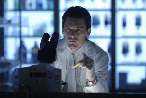 Ethan Hawke in una scena del film Daybreakers