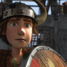 Hiccup indossa l'elmetto vichingo in Dragon Trainer