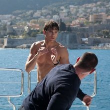 Spencer (Ashton Kutcher) in azione, in una sequenza di: Killers