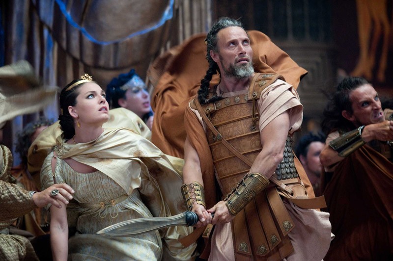 Draconel Mads Mikkelsen Protegge Andromeda Alexa Davalos In Una Scena Del Film Clash Of The Titans 150590