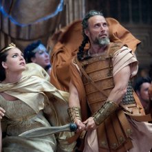 Draconel (Mads Mikkelsen) protegge Andromeda (Alexa Davalos) in una scena del film Clash of the Titans
