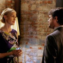 Kelly Rutherford e Matthew Settle in una scena dell'episodio The Sixteen Year Old Virgin di Gossip Girl