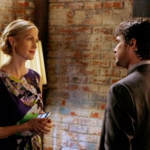 Kelly Rutherford e Matthew Settle in una scena dell'episodio The Sixteen Year Old Virgin di Gossip Girl