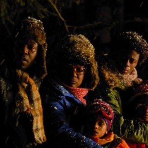 Lucien Jean-Baptiste, Firmine Richardi, Jimmy Woha, Ludovic François e Loreyna Colombo in una scena del film La première étoile