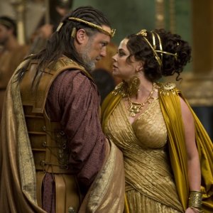 Polly Walker è Cassiopeia e Vincent Regan è Re Kepheus in una sequenza di Clash of the Titans, remake di Scontro di Titani